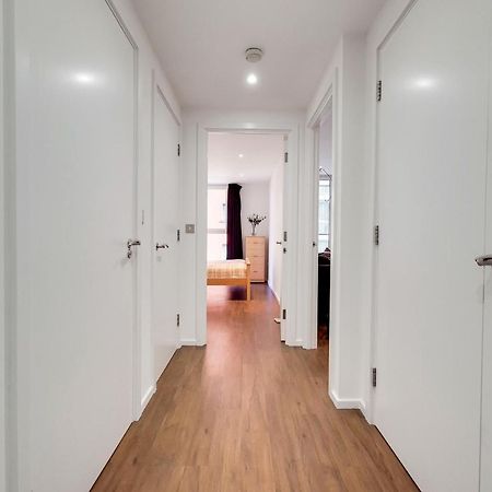 Two Bedroom Apartment - London Excel Stays エクステリア 写真