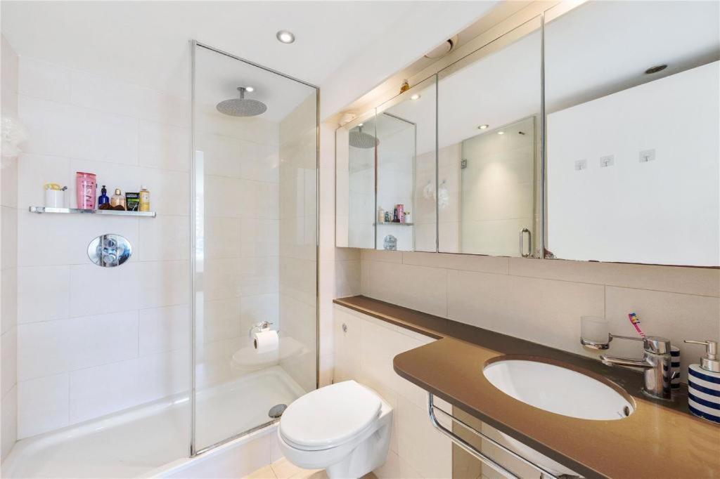 Two Bedroom Apartment - London Excel Stays エクステリア 写真