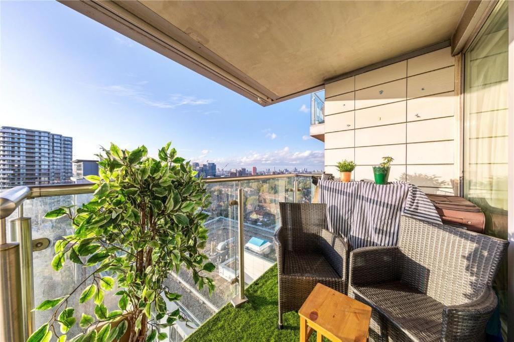 Two Bedroom Apartment - London Excel Stays エクステリア 写真