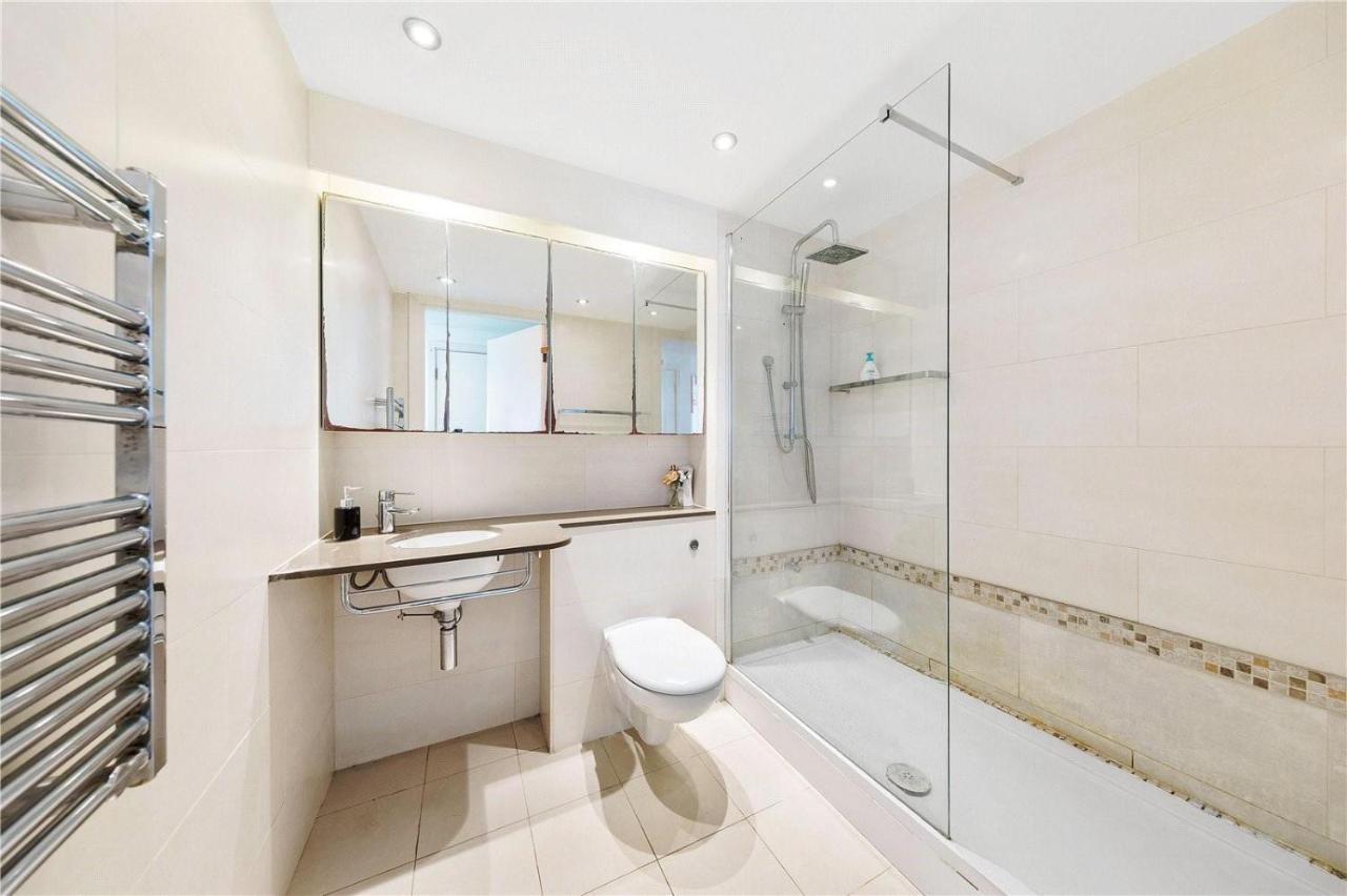 Two Bedroom Apartment - London Excel Stays エクステリア 写真