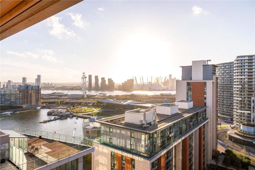 Two Bedroom Apartment - London Excel Stays エクステリア 写真