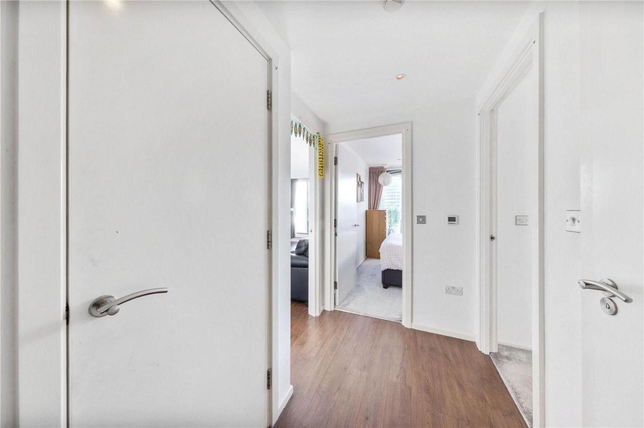 Two Bedroom Apartment - London Excel Stays エクステリア 写真