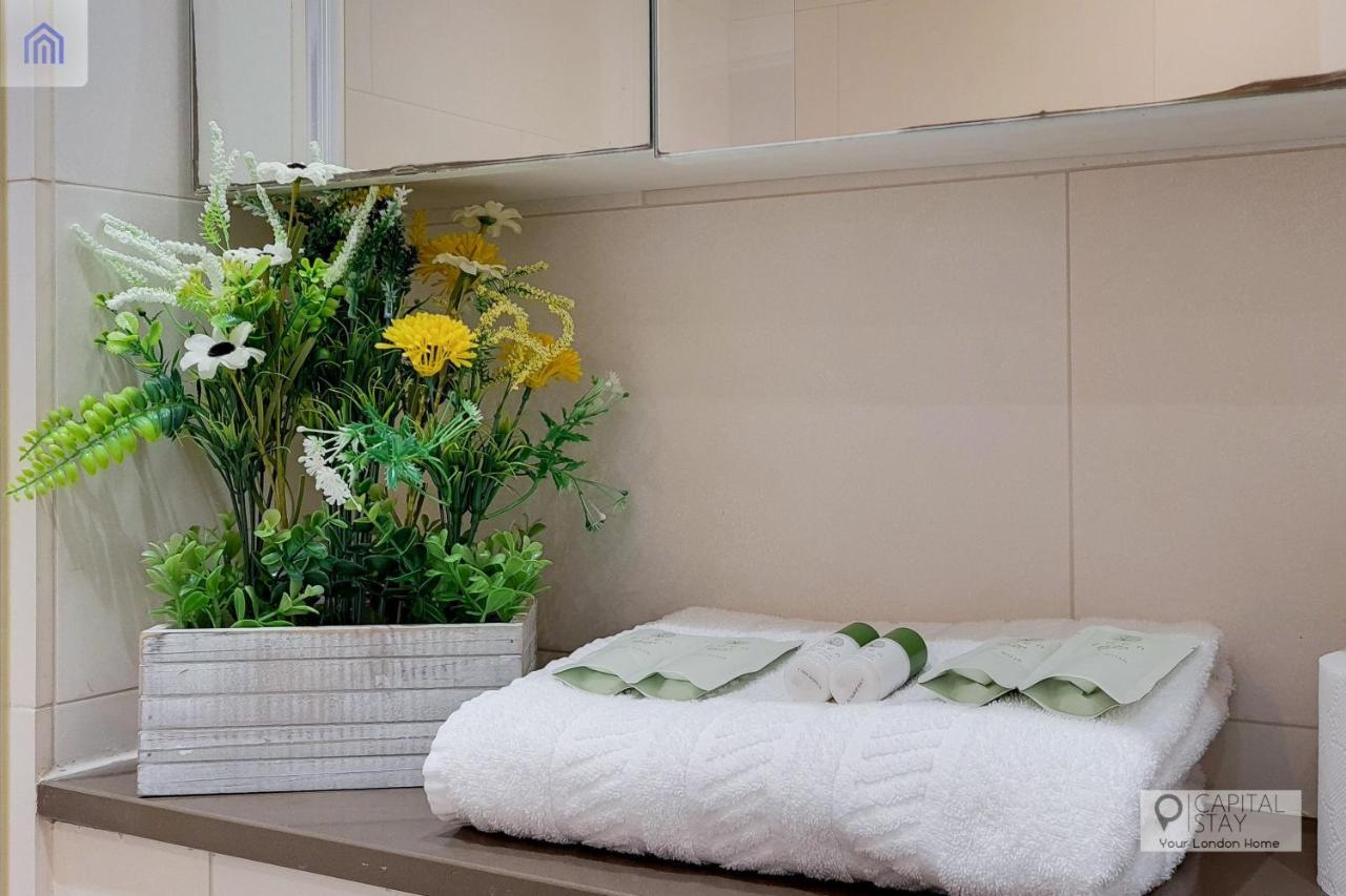 Two Bedroom Apartment - London Excel Stays エクステリア 写真